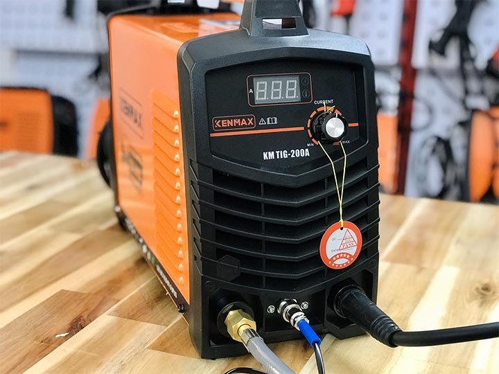 Mặt trước của máy hàn Tig Kenmax KM Tig 200A