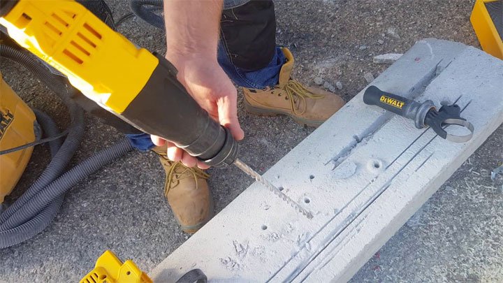 Dewalt DCH263P2 có đường kính khoan bê tông tối đa 26mm Dewalt DCH263P2 có đường kính khoan bê tông tối đa 26mm