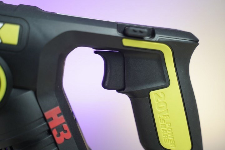 Tay cầm cực thon gọn có cao su êm và chống trượt Tay cầm cực thon gọn có cao su êm và chống trượt