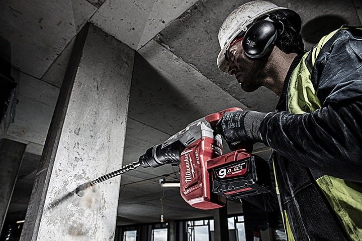 Máy khoan búa Milwaukee M18 CHM-902C hoạt động mạnh mẽ, khoan bê tông dễ dàng