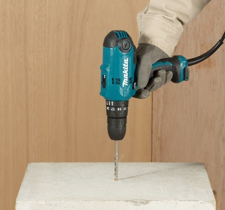 Makita HP0300 khoan nhanh, mạnh mẽ trên nhiều vật liệu