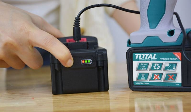 Đế sạc của máy có vạch báo dung lượng pin máy đã sạc