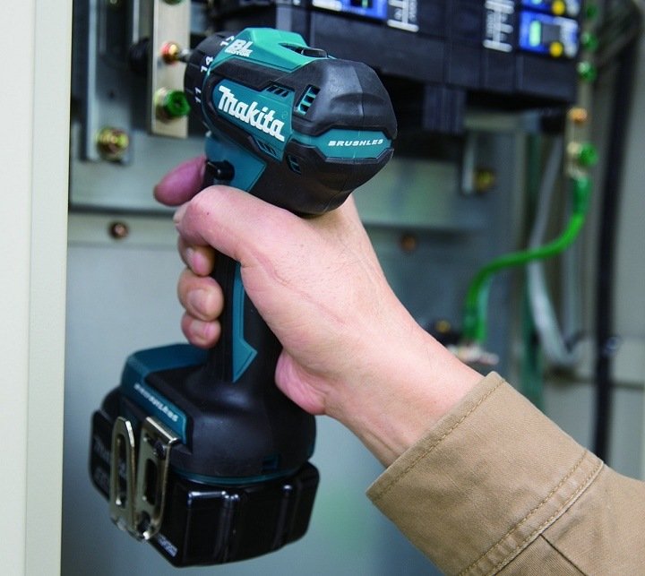 Máy khoan vặn vít dùng pin Makita DDF083Z nhỏ gọn, dễ sử dụng