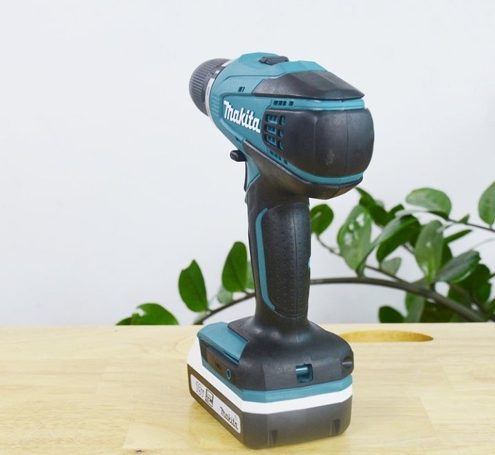 Máy khoan vặn vít dùng pin Makita DF488DWE thiết kế thon gọn