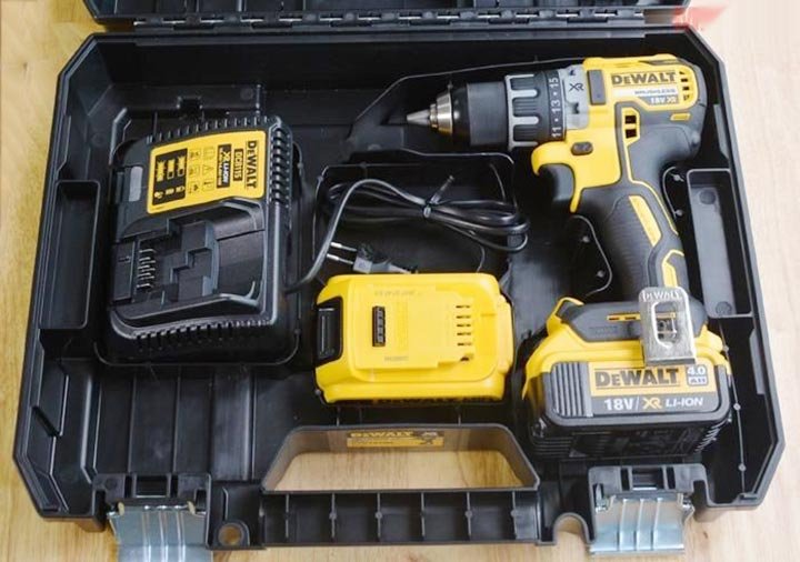 DeWalt DCD791M2 được đi kèm sẵn với hộp đựng bằng nhựa DeWalt DCD791M2 được đi kèm sẵn với hộp đựng bằng nhựa