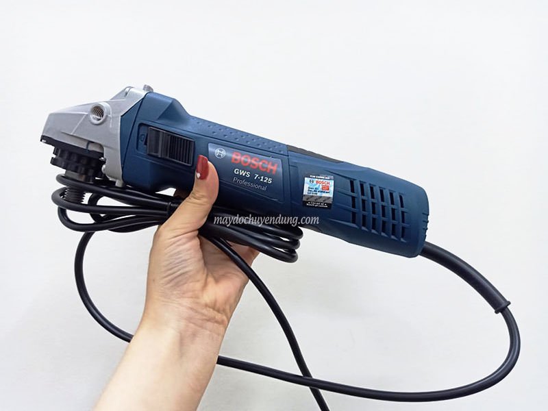 Bosch GWS 7-125 có dây điện khá dài Bosch GWS 7-125 có dây điện khá dài