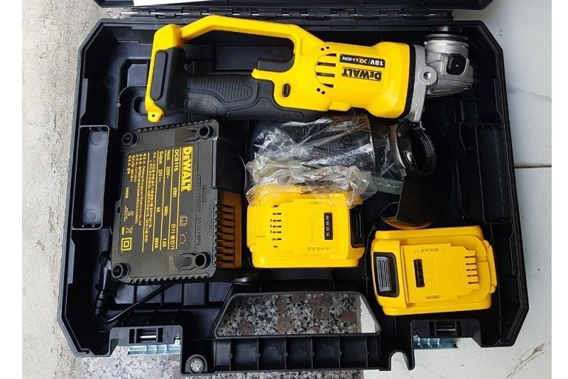 Trong hộp máy mài góc Dewalt DCG412M2 Trong hộp máy mài góc Dewalt DCG412M2
