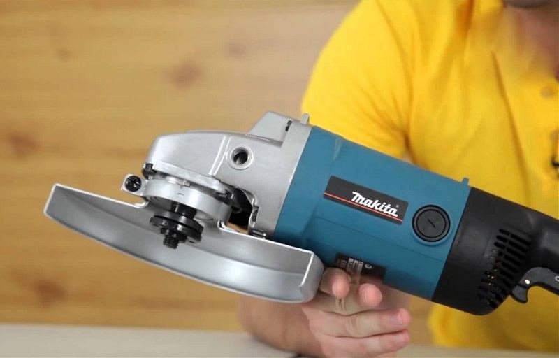 Máy mài góc Makita 9067 được trang bị vành chắn tia lửa điện Máy mài góc Makita 9067 được trang bị vành chắn tia lửa điện