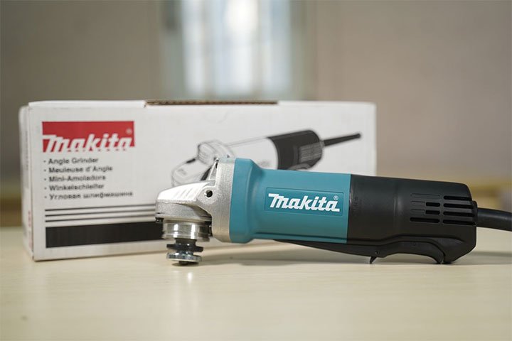 Thân máy mài góc Makita 9556HP nhỏ gọn, dễ sử dụng Thân máy mài góc Makita 9556HP nhỏ gọn, dễ sử dụng