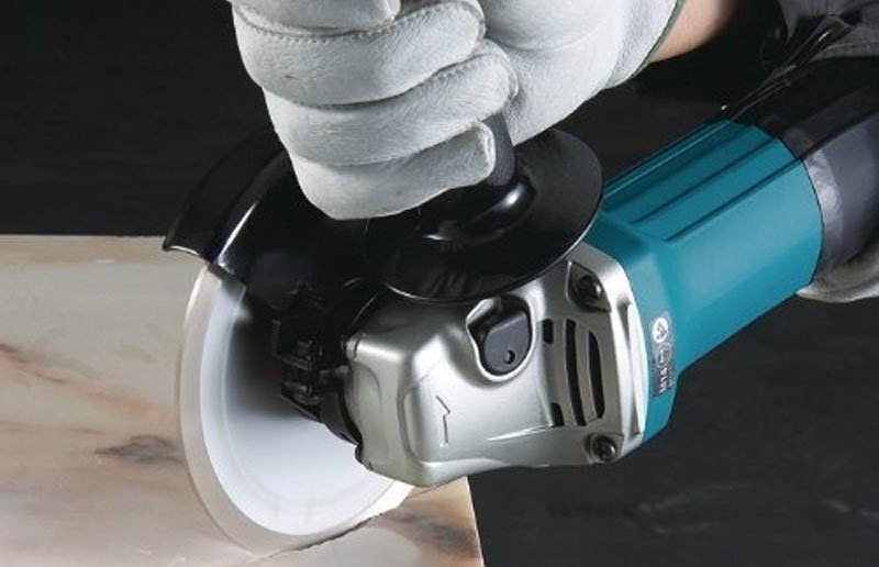 Máy mài góc Makita GA7061R có thể cắt gỗ, chỉ cần thay đĩa cắt gỗ phù hợp là được Máy mài góc Makita GA7061R có thể cắt gỗ, chỉ cần thay đĩa cắt gỗ phù hợp là được