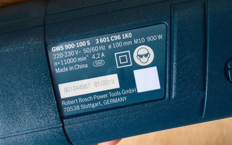 Thông số kỹ thuật Bosch GWS 900-100 S được in trên thân máy Thông số kỹ thuật Bosch GWS 900-100 S được in trên thân máy
