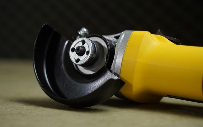 Luôn nhớ lắp vành chắn tia lửa điện để đảm bảo hiệu quả công việc Luôn nhớ lắp vành chắn tia lửa điện để đảm bảo hiệu quả công việc