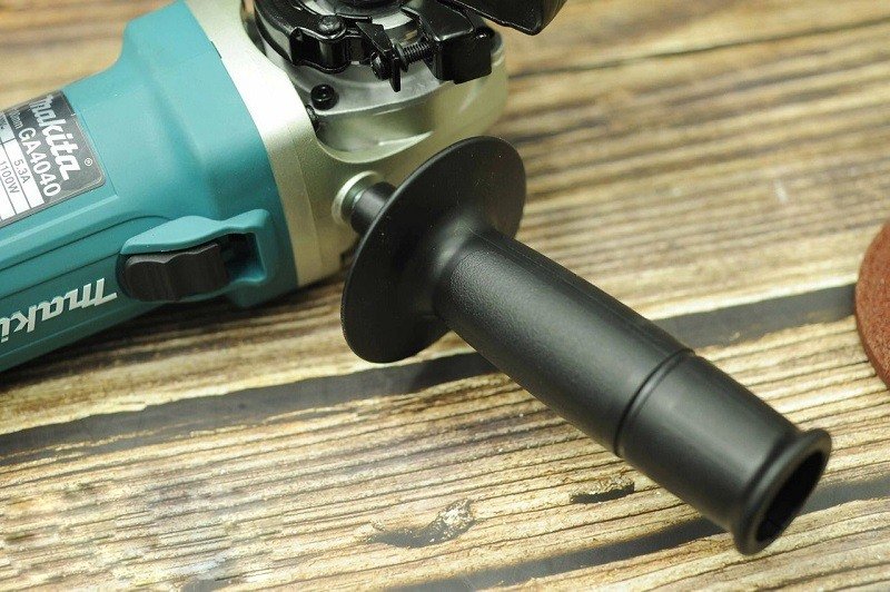 Máy mài Makita GA4040 được đi kèm tay nắm phụ