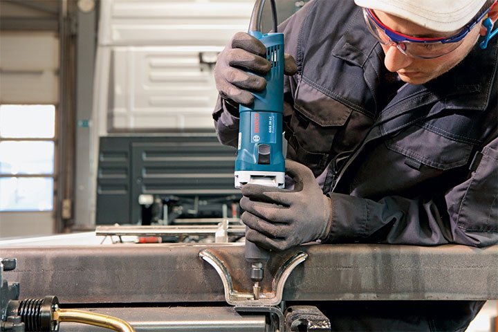Máy mài thẳng Bosch GGS 28 LC chỉ có trọng lượng 1,6kg rất nhẹ Máy mài thẳng Bosch GGS 28 LC chỉ có trọng lượng 1,6kg rất nhẹ
