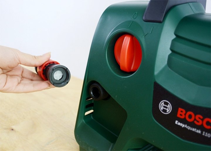 Cút nước vào được tích hợp sẵn bộ lọc cặn, giúp bảo vệ AQT 110 được tốt hơn Cút nước vào được tích hợp sẵn bộ lọc cặn, giúp bảo vệ AQT 110 được tốt hơn