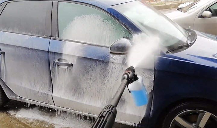 Khả năng phun xịt mạnh mẽ khi sử dụng bình xà phòng của Easy Aquatak 120 Khả năng phun xịt mạnh mẽ khi sử dụng bình xà phòng của Easy Aquatak 120