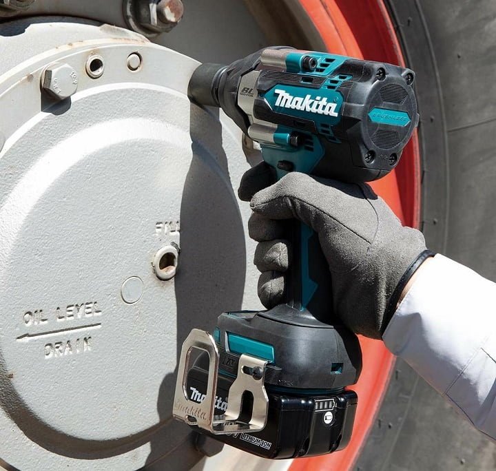 Máy siết bu lông Makita DTW700RTJ bắt siết bu lông mạnh mẽ