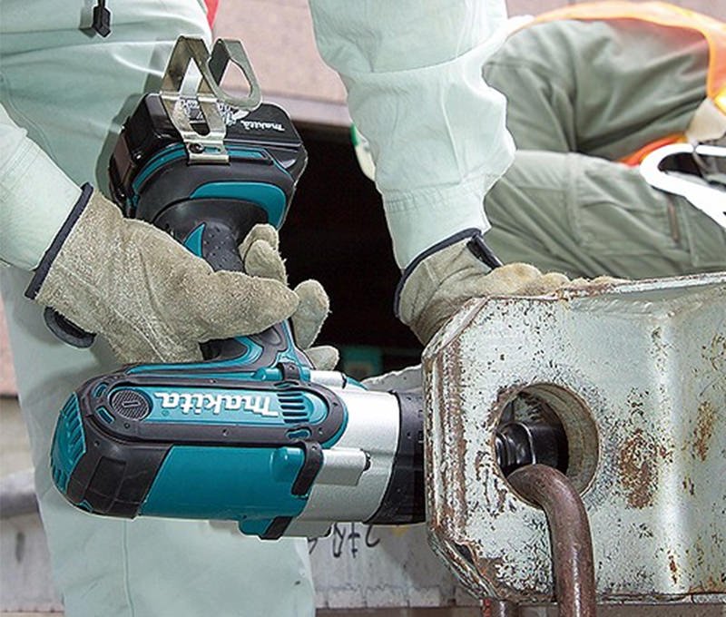 Máy siết bu lông dùng pin Makita DTW450RME