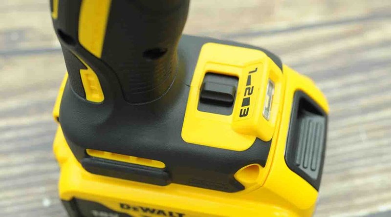 Nút chọn mức tốc độ hộp số ở máy siết bu lông Dewalt DCF899HP2-KR Nút chọn mức tốc độ hộp số ở máy siết bu lông Dewalt DCF899HP2-KR