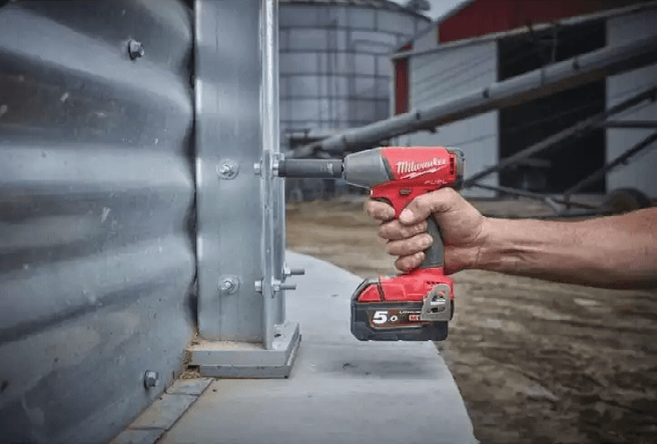 Máy hoạt động bền bỉ, lực siết mạnh Máy hoạt động bền bỉ, lực siết mạnh