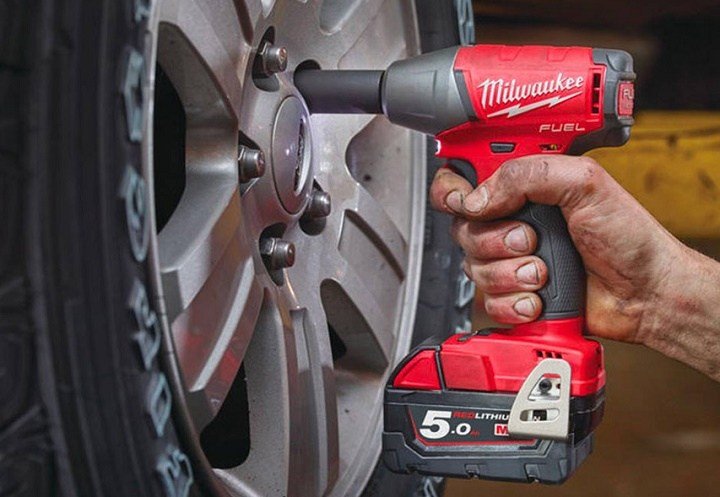Máy hoạt động bền bỉ, lực siết mạnh Máy hoạt động bền bỉ, lực siết mạnh