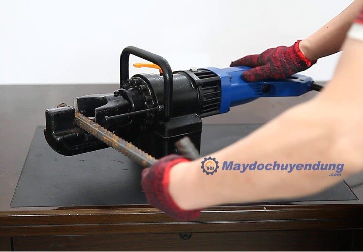 RB-32 dễ dàng xử lý các thanh thép to với đường kính lên đến 32mm