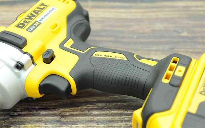 Dewalt DCF894M2 sử dụng động cơ không chổi than