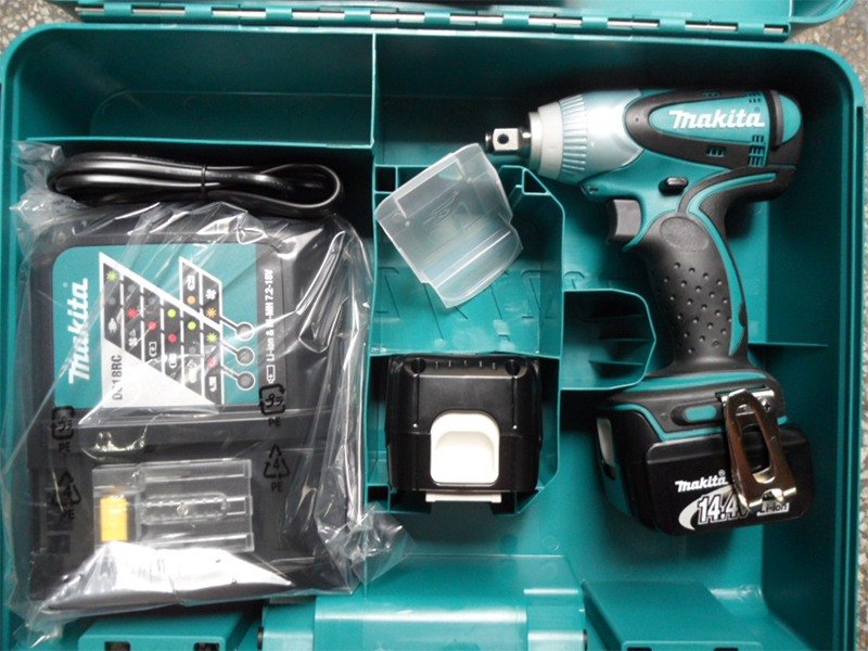Máy vặn ốc vít chạy pin Makita DTW250RME