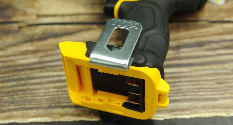 Dewalt DCF885N-KR sử dụng nguồn điện áp 18V