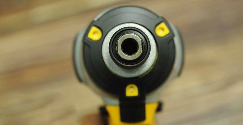  Máy bắt vít Dewalt DCF885N sử dụng đầu khẩu 1/4'