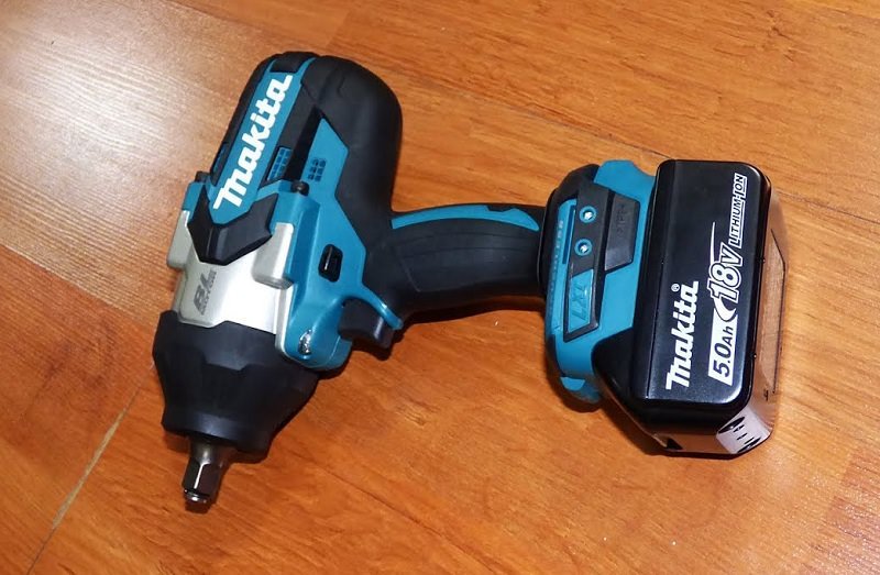 Máy siết bu lông dùng pin Makita DTW1002Z