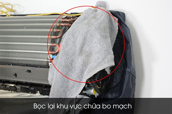 Không xịt nước trực tiếp lên phần bo mạch của máy lạnh Không xịt nước trực tiếp lên phần bo mạch của máy lạnh
