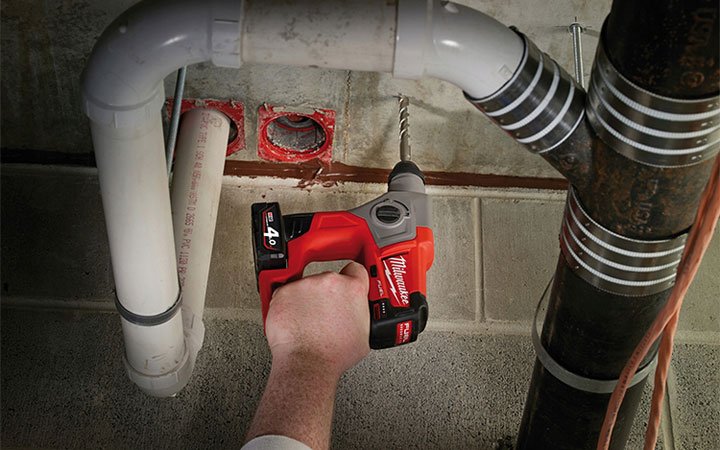 Milwaukee M12 CH-402C làm việc mạnh mẽ
