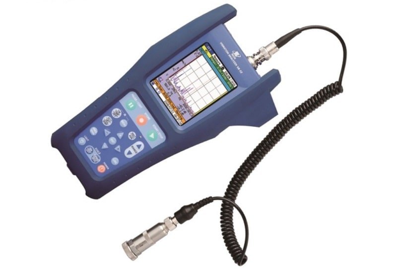 Máy đo độ rung VA-12 trang bị màn hình LCD giúp dễ dàng làm việc