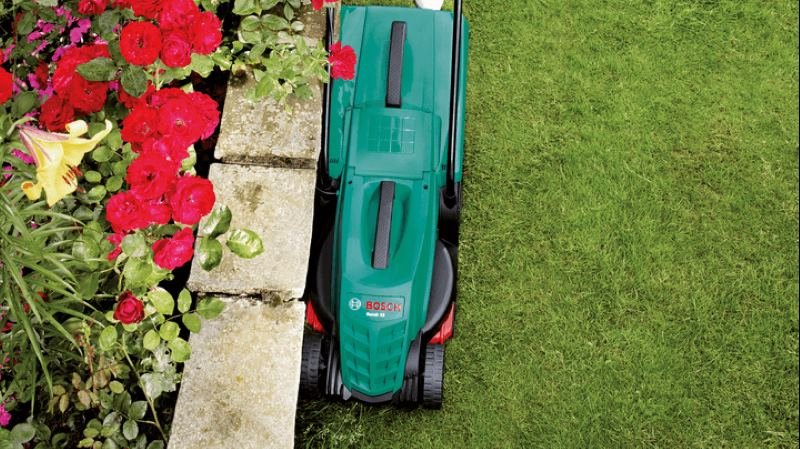 Máy cắt cỏ dùng điện đẩy tay Bosch Rotak 32 có động cơ mạnh mẽ 1200W