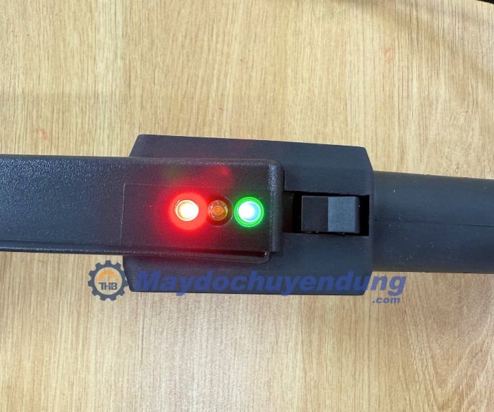 Tay dò Garrett Mỹ Super Scanner V có đèn LED báo sáng khi phát hiện kim loại