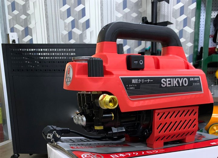 Van chỉnh áp của SK-999 được đặt trên thân máy Van chỉnh áp của SK-999 được đặt trên thân máy