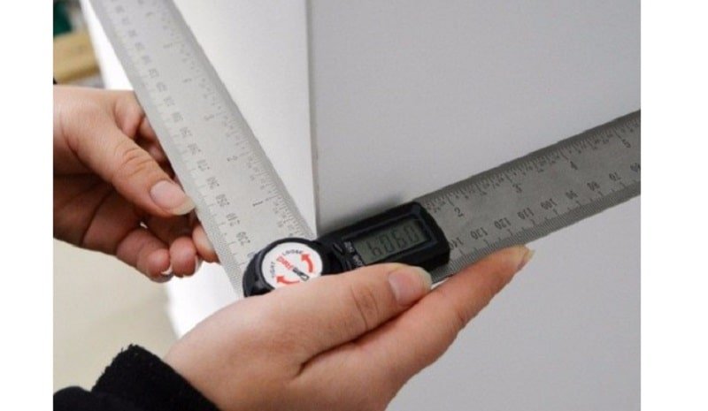 Thước đo góc điện tử 82305 giúp đo góc và chiều dài, hiển thị số liệu.